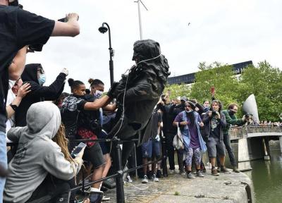 معترضان در آمریکا تندیس کریستوف کلمب را به آب انداختند