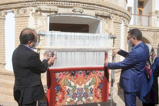 آئین سنتی گلیم بران برای بانوی 80 ساله اهل خمین برگزار شد آئین سنتی گلیم بران برای بانوی 80 ساله اهل خمین برگزار گردید