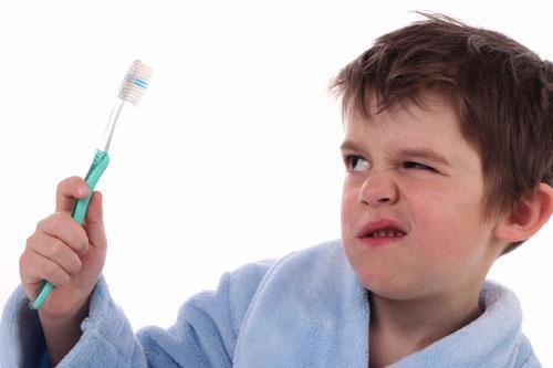 مسواک زدن و استفاده از نخ دندان در بچه ها